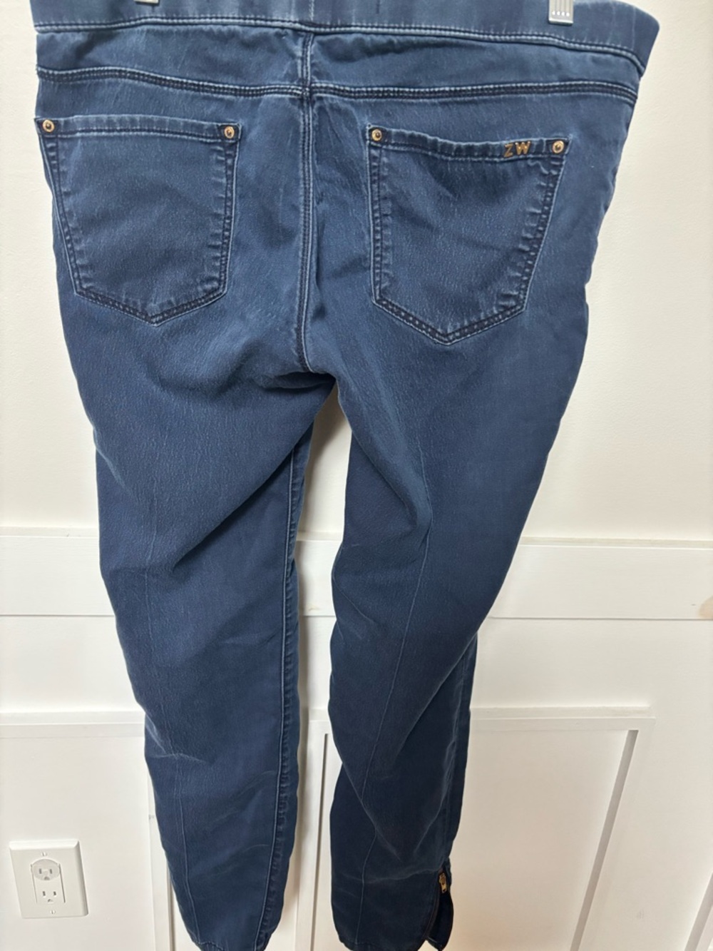 Leara Woman premium leggings with zippers at ankles. Size 8